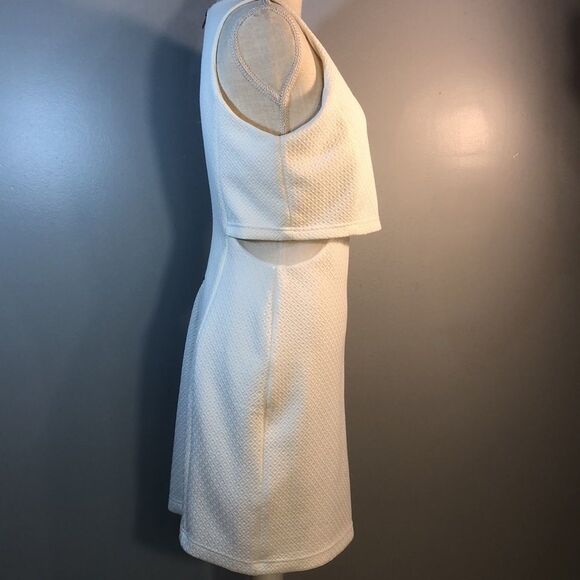 Honey and Rosie White Sleeveless Fitted Crew Neck W/Mesh Cut Out Sides 9 - Picture 5 of 13
